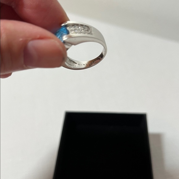 Sterling Silver and Blue Topaz Ring. Size 6.5 - Picture 4 of 14